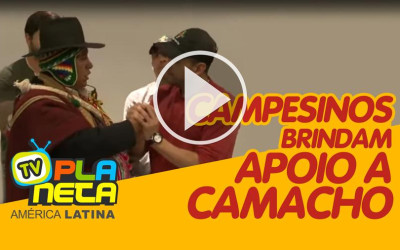 Na cidade de La Paz na Bolívia campesinos brindam apoio a Camacho