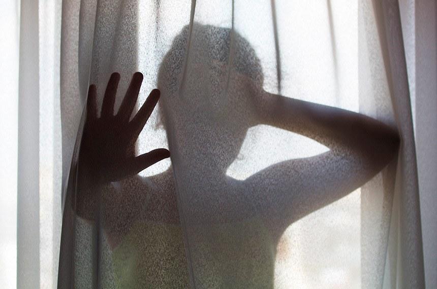 Isolamento social pelo Covid-19 intensifica violência doméstica contra mulheres imigrantes