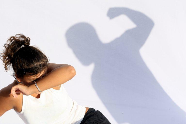 Projeto obriga condomínios a denunciar casos de violência doméstica.